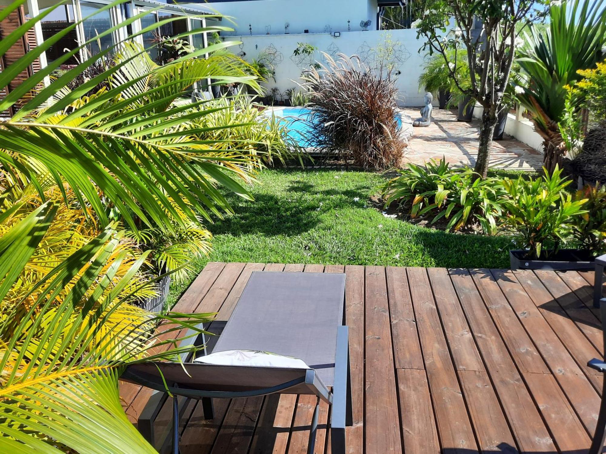 Joli Appartement, Piscine, Jacuzzi Sainte-Suzanne Exterior photo